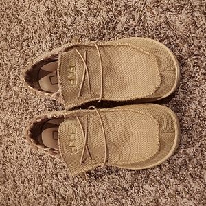 EUC Men's Tan Wally Sox Hey Dudes - Size 11